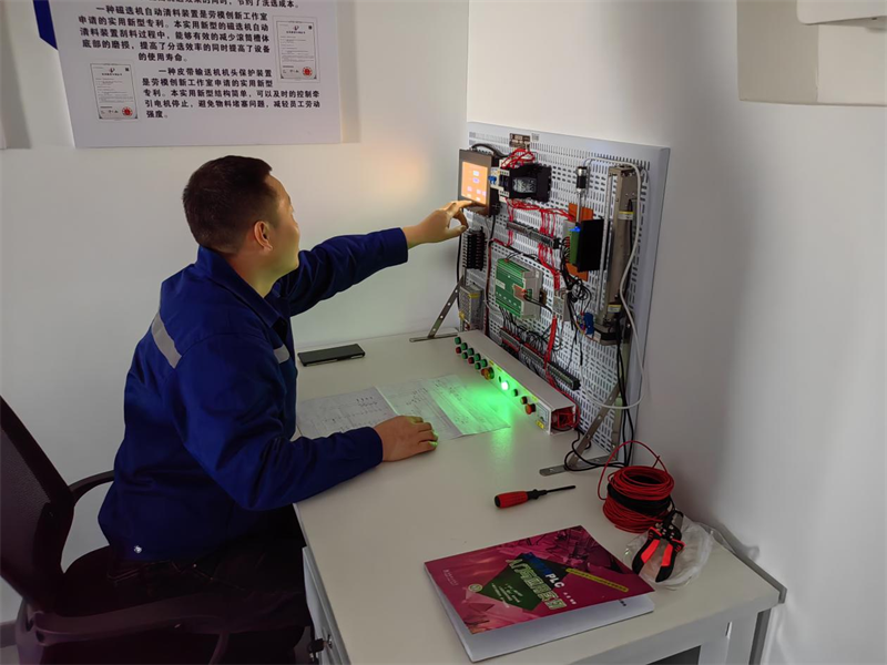 让劳模创新工作室成为职工创新“大舞台”——选煤公司姚雷劳模创新工作室侧记2.png 让劳模创新工作室成为职工创新“大舞台”——选煤公司姚雷劳模创新工作室侧记2.png